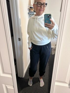 OLD NAVY CROPPED HOODED SWEATSHIRT.